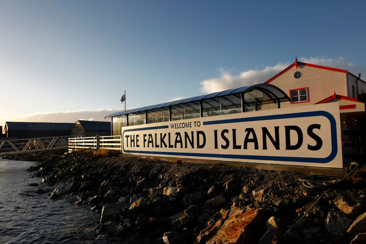 Archivo del cartel de bienvenida a las Islas Malvinas. Foto: EFE/ Felipe Trueba