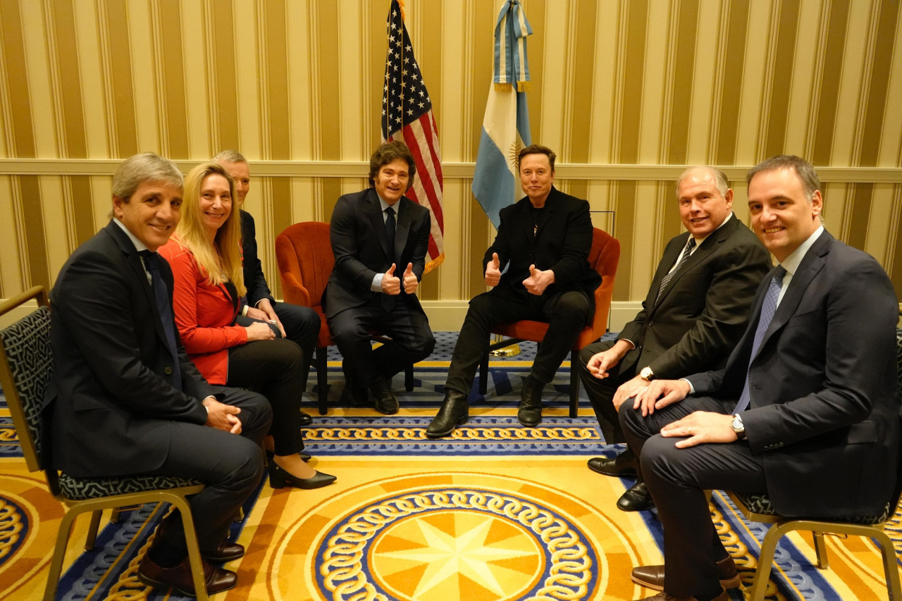 Javier y Karina Milei junto a Elon Musk, Luis Caputo y Manuel Adorni en Estados Unidos. Foto: Presidencia