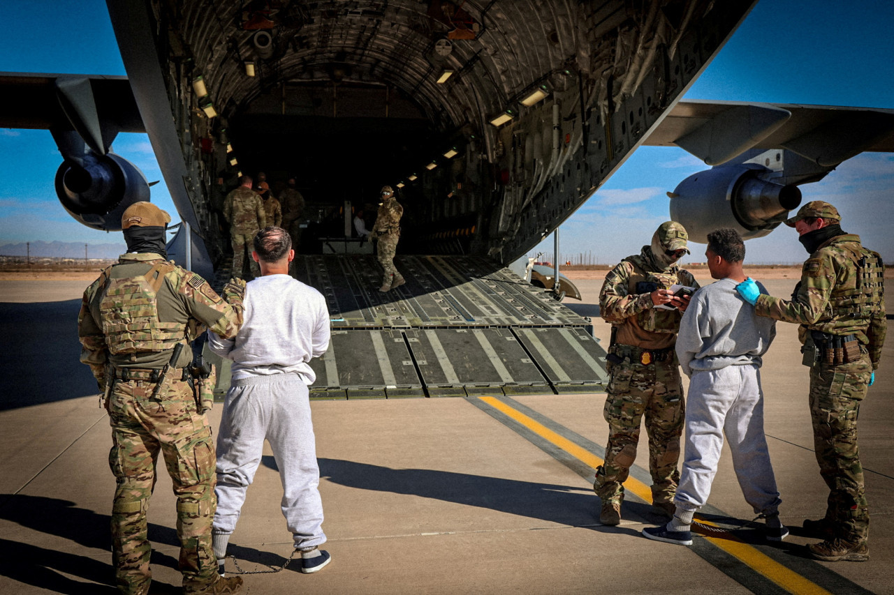 Deportación de migrantes en Guantánamo. Foto: Reuters/DHS