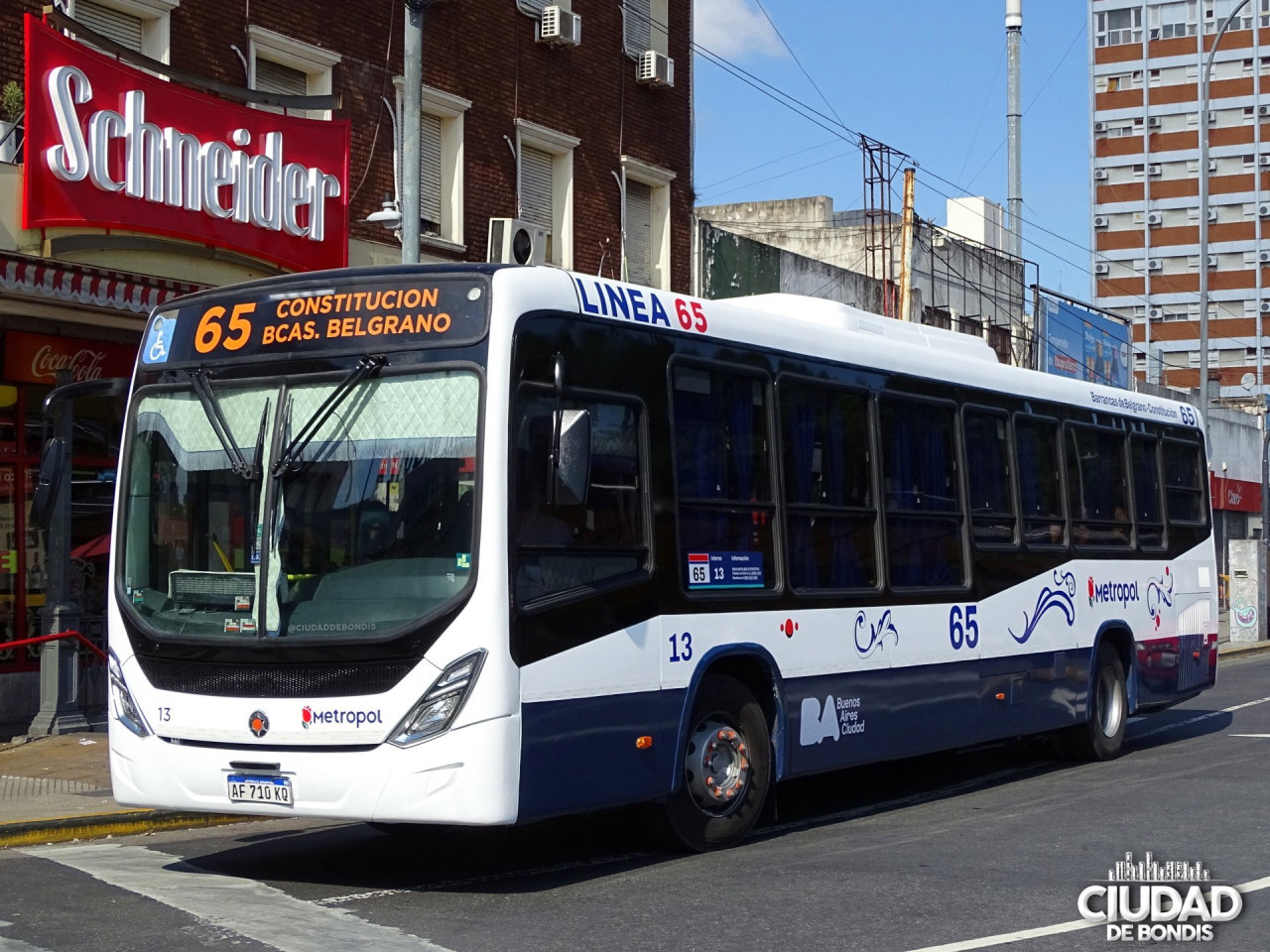 Un colectivo de la línea 65 con el nuevo diseño de la Ciudad de Buenos Aires. Foto: x CiudaddeBondis.