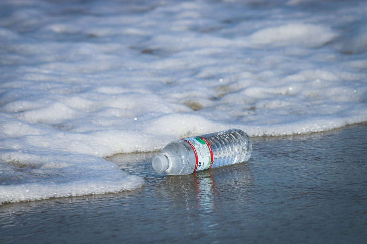 Agua embotellada, microplásticos. Foto Unsplash