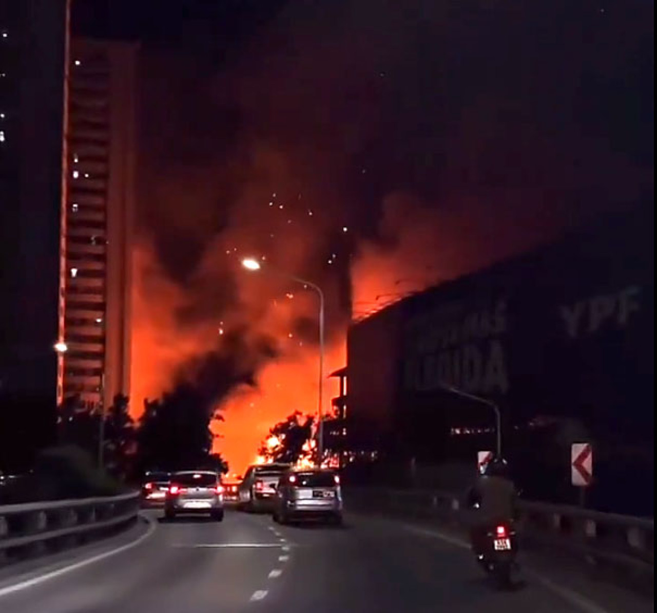 Incendio y derrumbe en Avellaneda. Foto: NA.