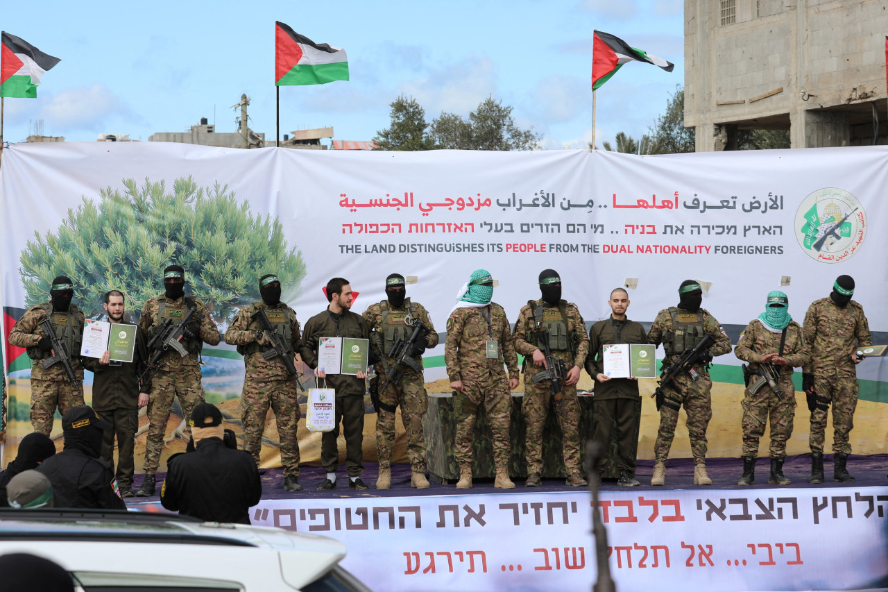 Liberación de tres rehenes israelíes en Gaza por parte de Hamás. Foto: REUTERS.