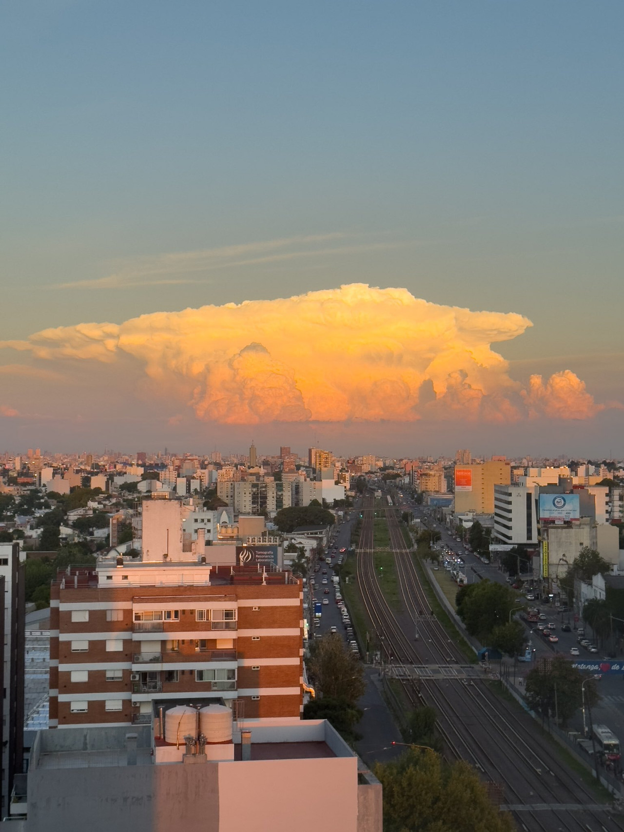 Cumulonimbus en Buenos Aires. Foto X @Maxwalshok