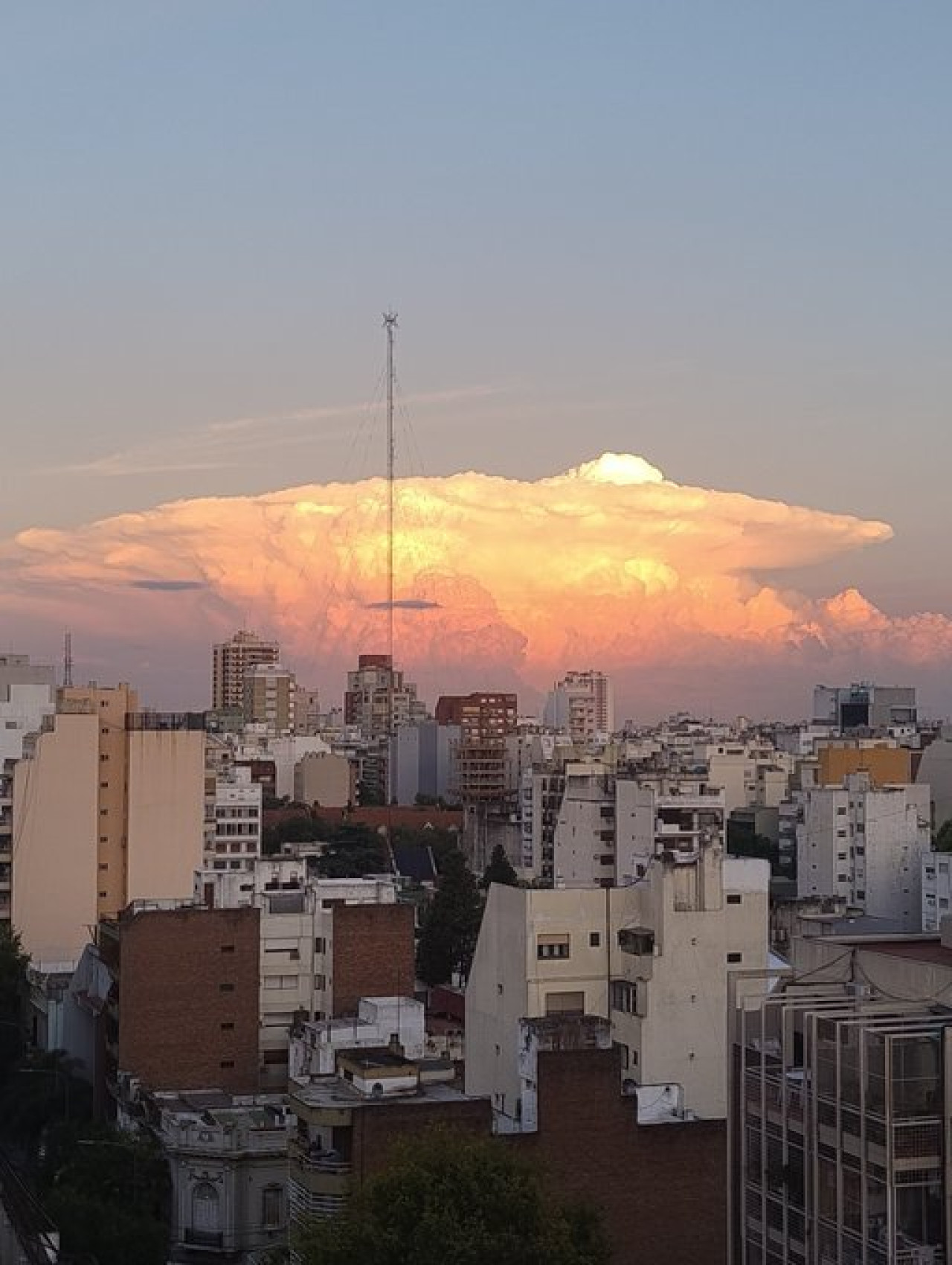 Cumulonimbus en Buenos Aires. Foto X @LordMardolf