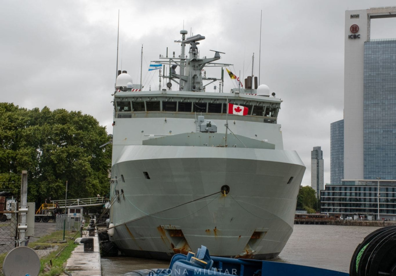 El buque canadiense hizo escala en Argentina. Foto: Zona Militar