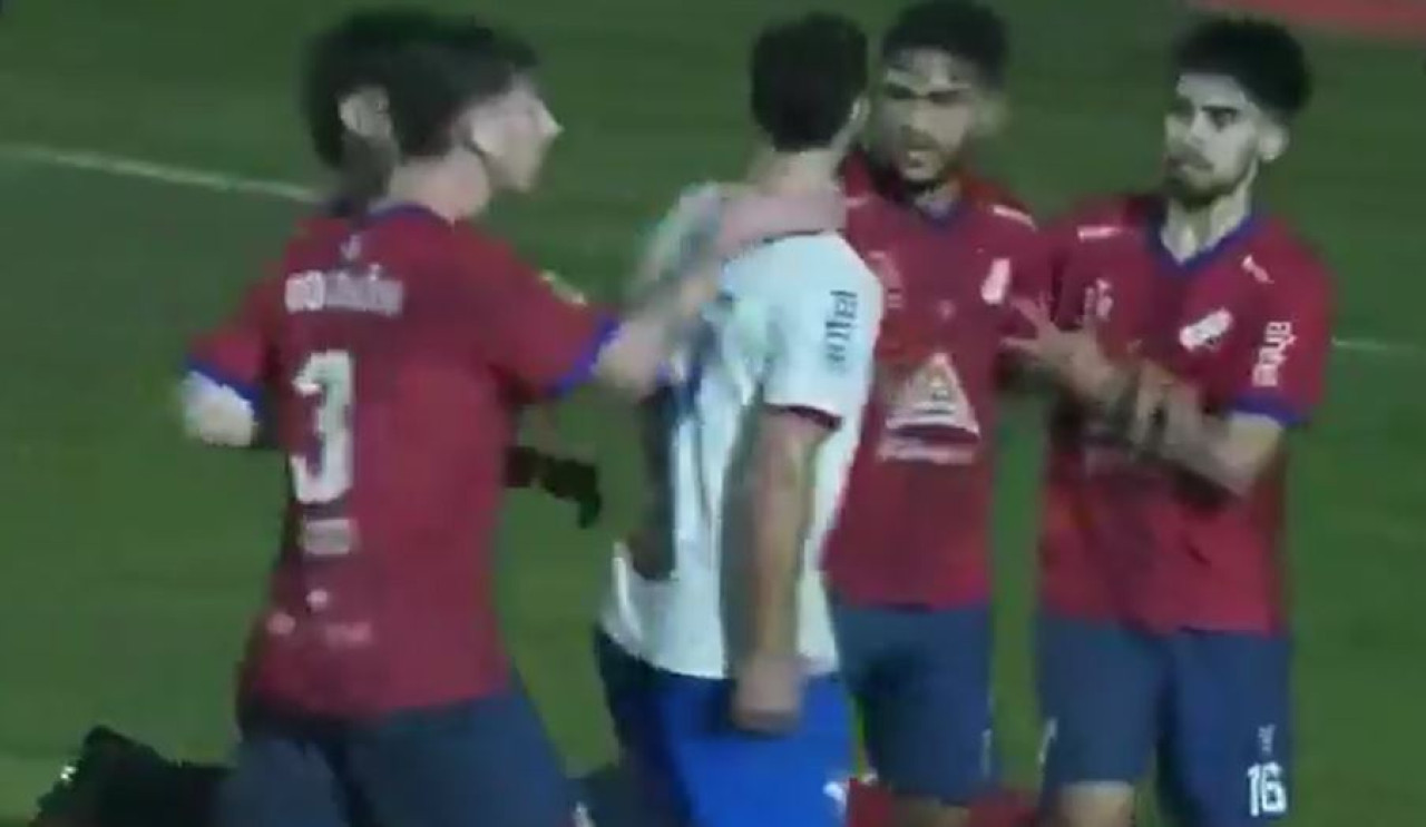 Violenta trompada en el fútbol uruguayo. Foto: X @santicahe