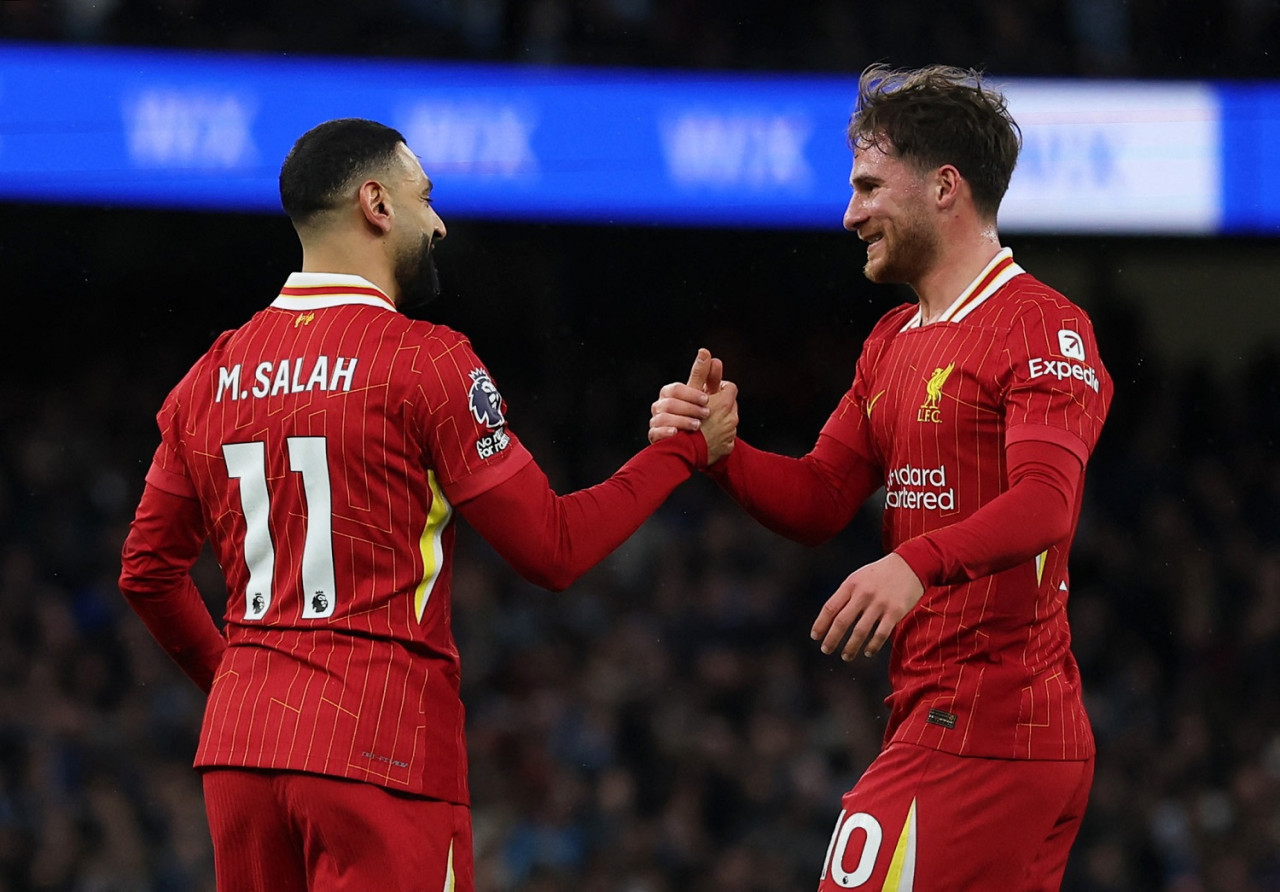 Alexis Mac Allister y Mohamed Salah, Liverpool vs Manchester City. Foto: Reuters/Lee Smith