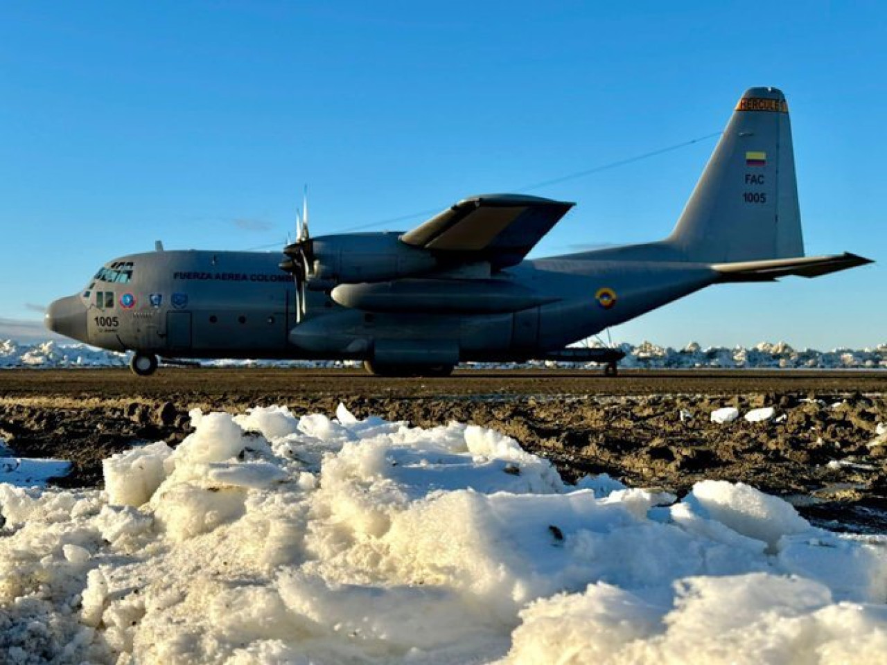 Con apoyo de la Fuerza Aérea Argentina, un Hércules C-130 colombiano aterrizó por primera vez en la Base Antártica Conjunta Marambio. Foto X @PortalANTARTIDA