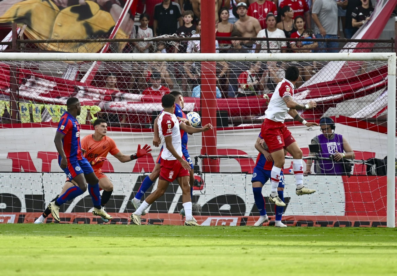 El cabezazo de Fabio Pereyra; Huracán vs. San Lorenzo. Foto: NA (Juan Foglia)