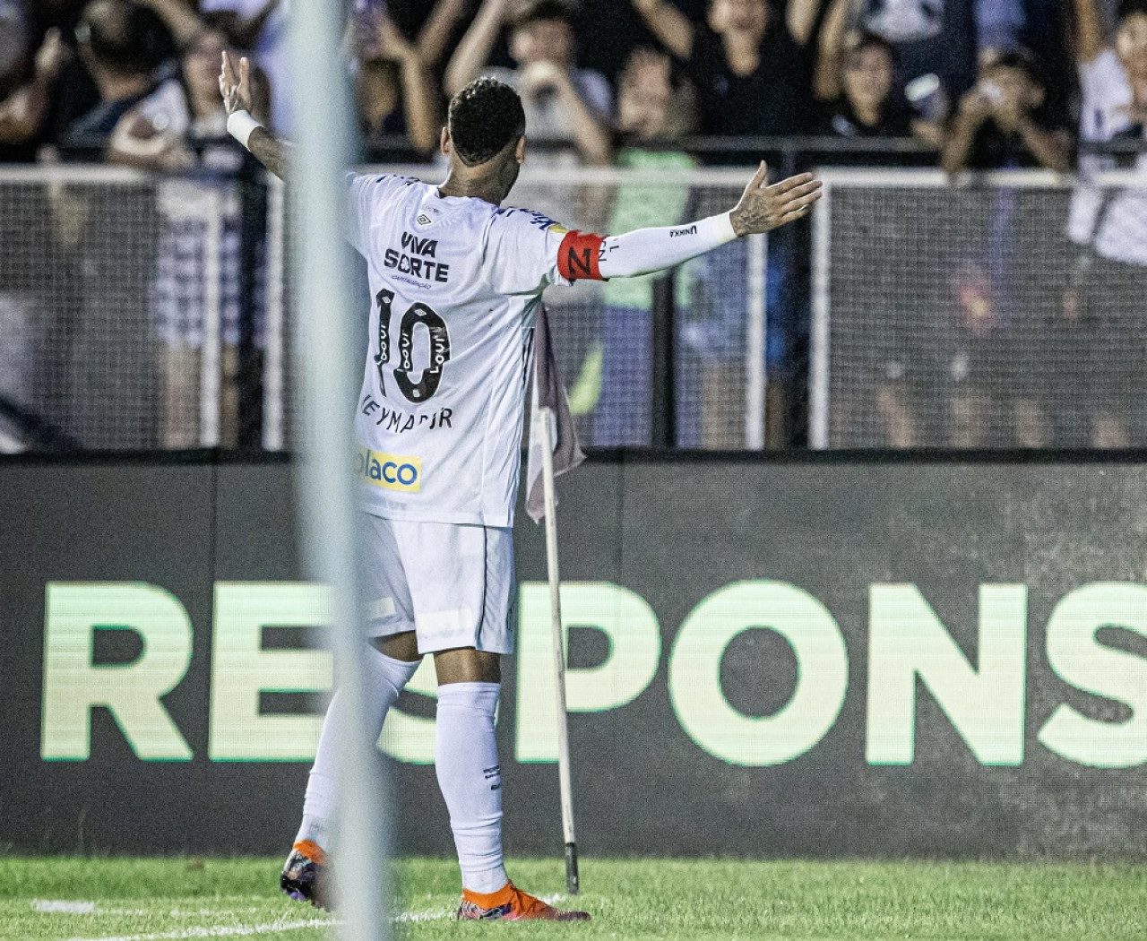 Neymar convirtió un gol olímpico tras su vuelta a Santos. Foto: X @SantosFC.