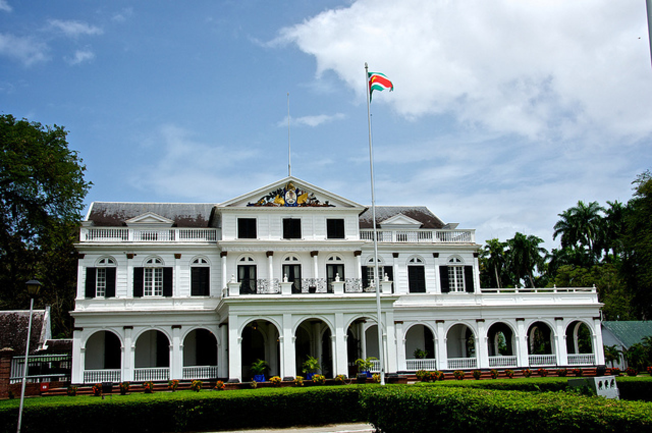 Palacio presidencial de Surinam. Foto X @Politizados_com