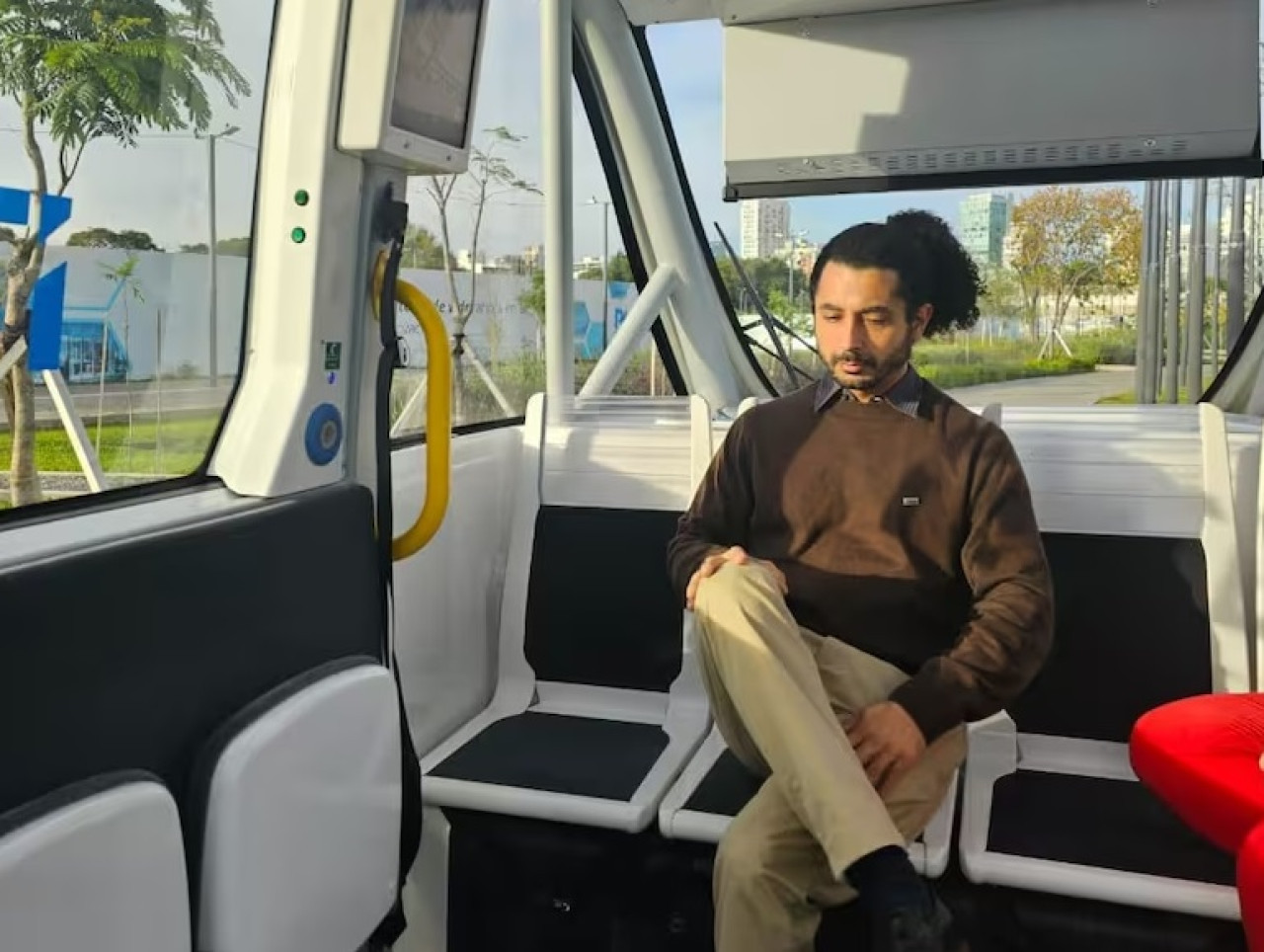 El interior del primer bus autónomo y eléctrico de Argentina. Foto: Gobierno de la Ciudad.