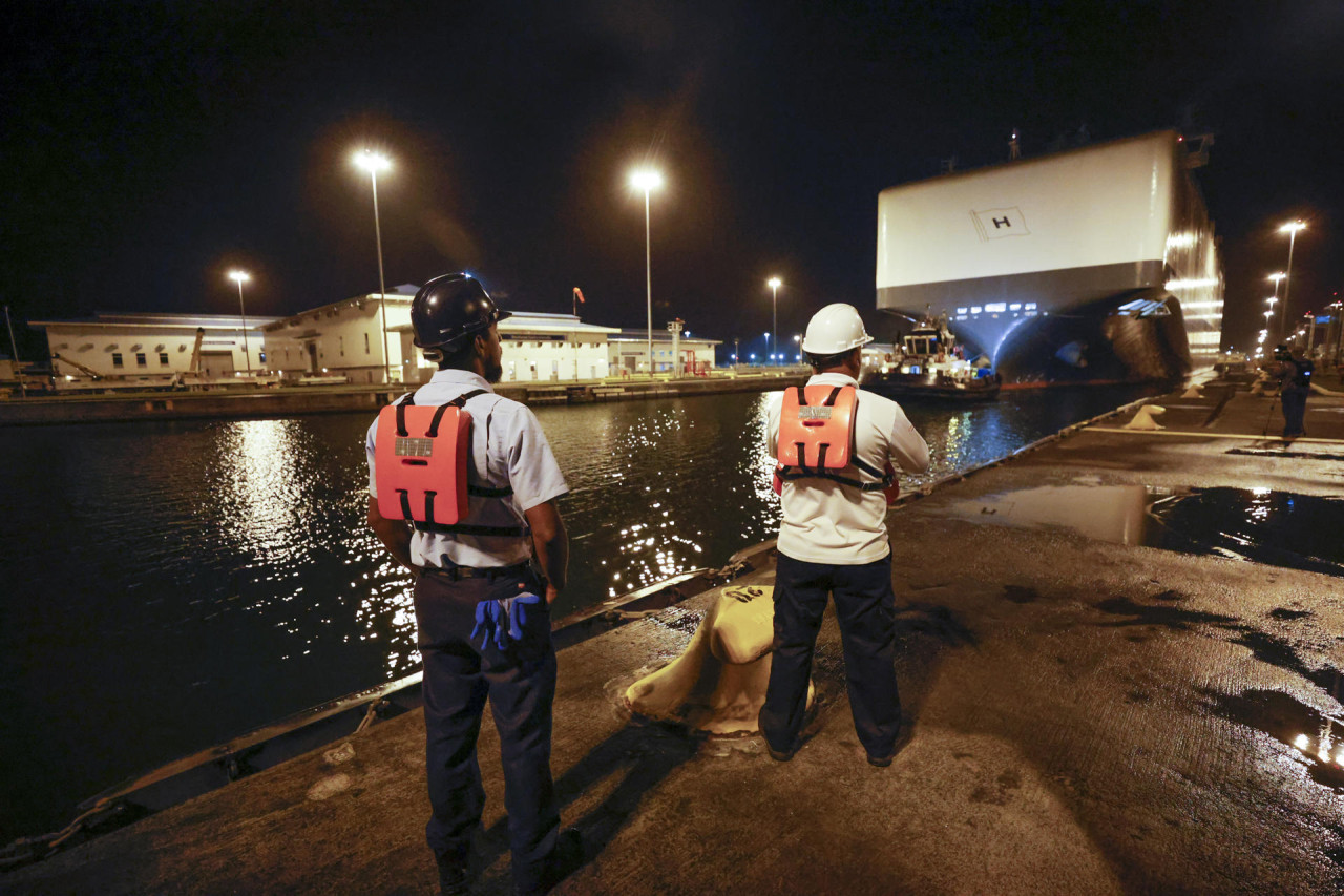 El buque Höegh Aurora cruza el Canal de Panamá. Foto: EFE (Bienvenido Velasco)