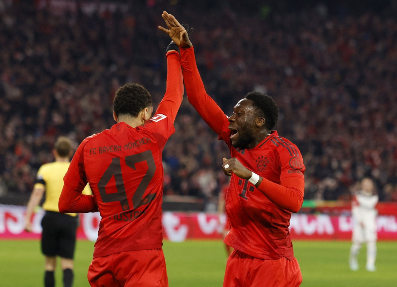 Jamal Musiala y Alphonso Davies, las figuras del Bayern de Múnich. Foto: Reuters (Michaela Stache)