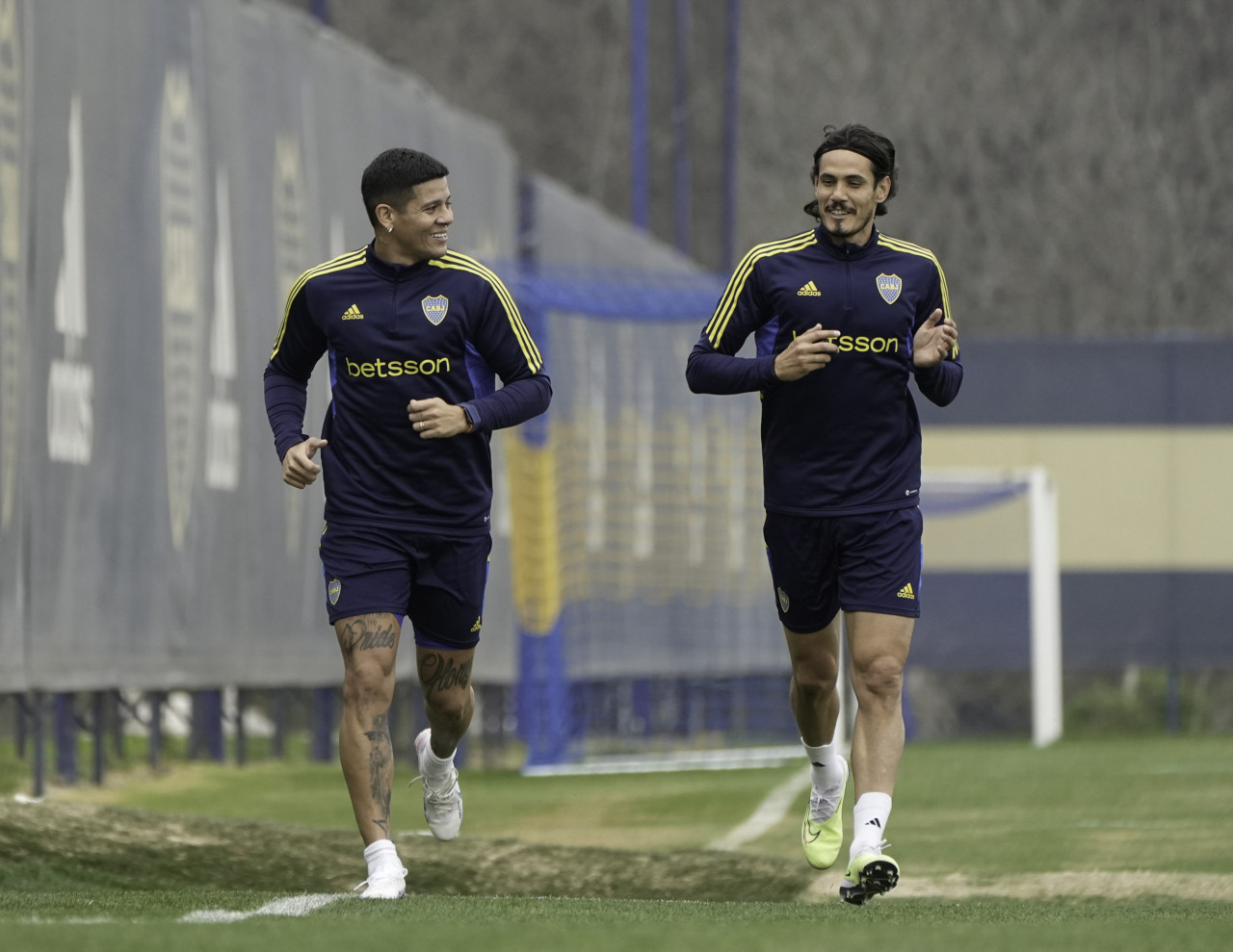 Marcos Rojo y Edinson Cavani. Foto: NA.