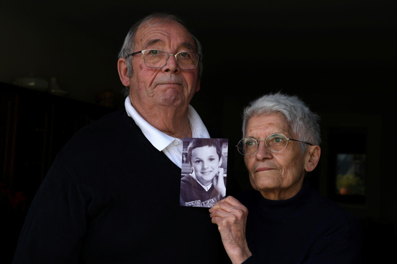 Roland y Mauricette Vinet sostienen una foto de su nieto, presunta víctima del cirujano Le Scouarnec. Foto: REUTERS/Manuel Ausloos.