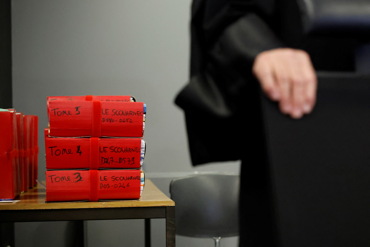 Expedientes del caso contra el ex cirujano Joel Le Scouarnec en el juzgado de Vannes, Francia, el 24 de febrero de 2025. REUTERS/Stephane Mahe