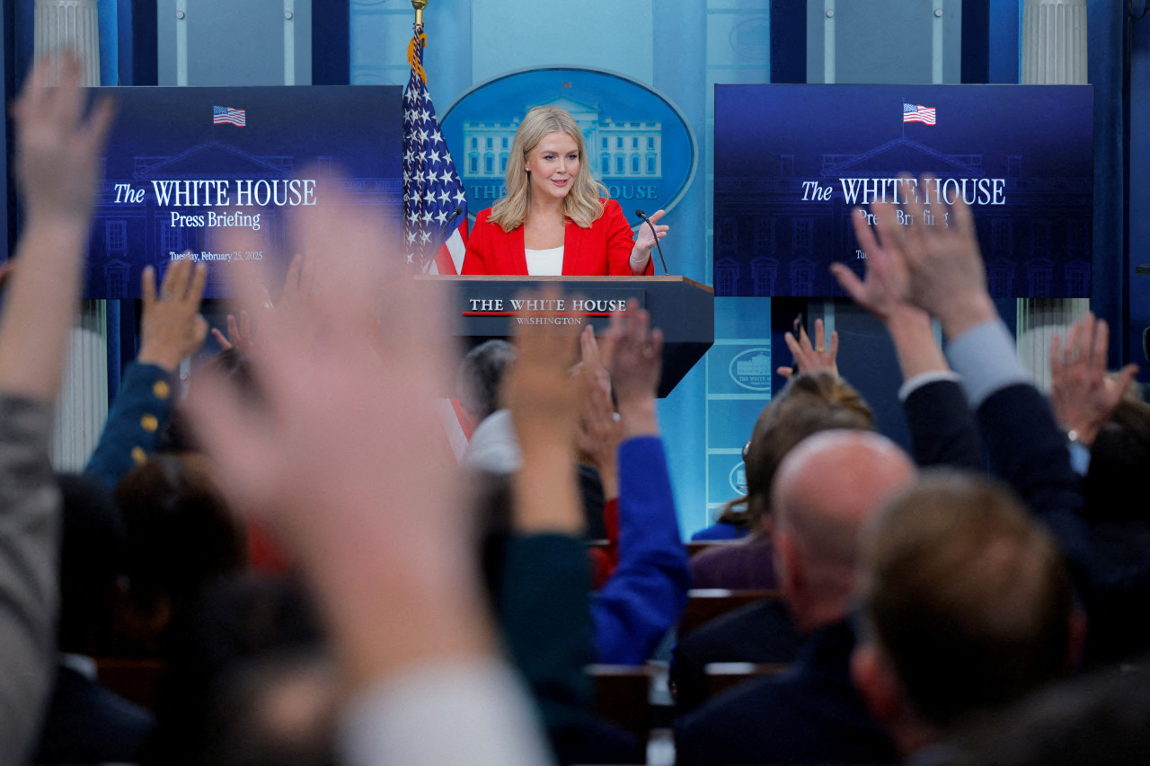 Conferencia de prensa de Karoline Leavitt, portavoz de la Casa Blanca. Foto: REUTERS.