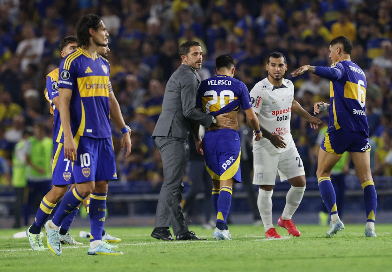 El respaldo de Fernando Gago a Alan Velasco. Foto: Reuters (Gonzalo Colini)