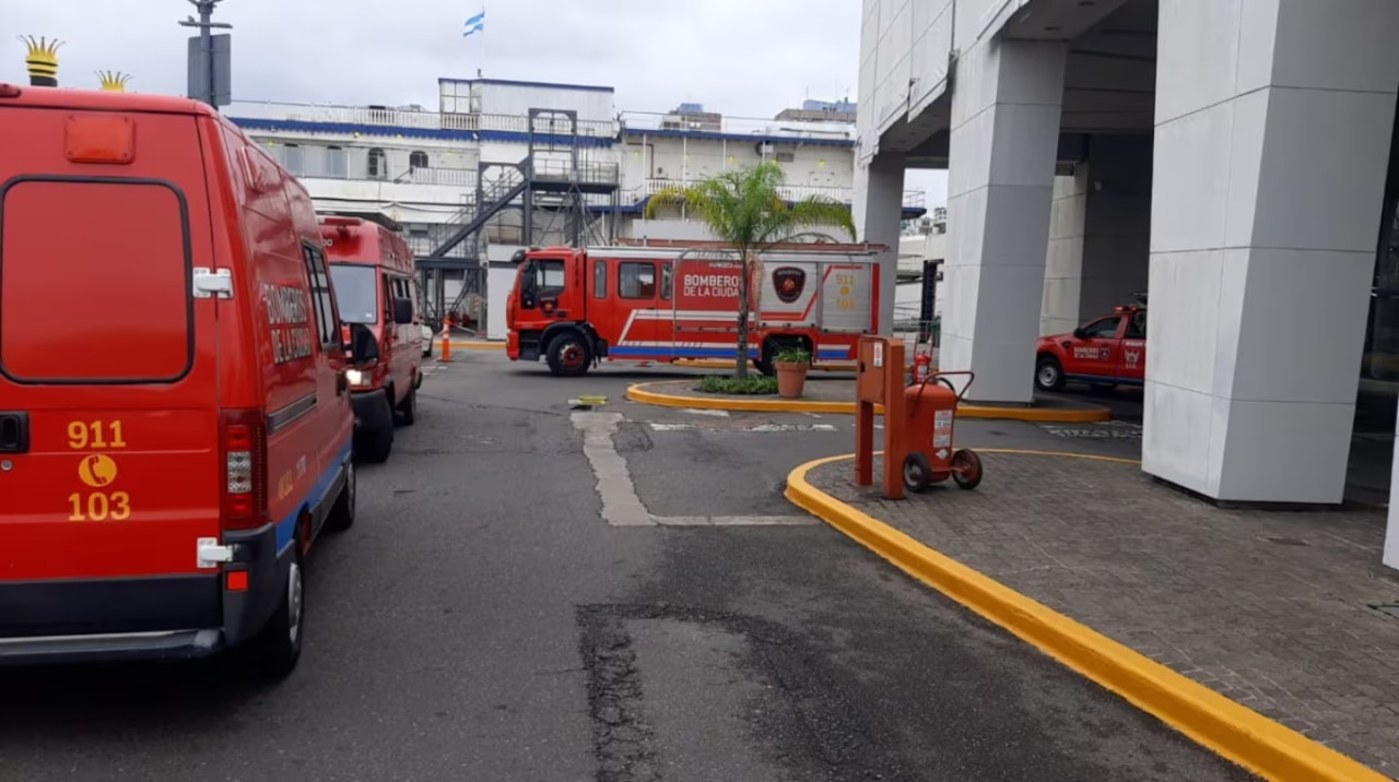 Operativo tras hallazgo de un cuerpo en Puerto Madero. Foto: Bomberos de la Ciudad de Buenos Aires.