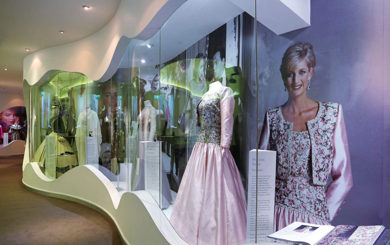 El Museo de Íconos de Estilo, en Irlanda, expone una colección de prendas de Lady Di. Foto: Ireland.com.