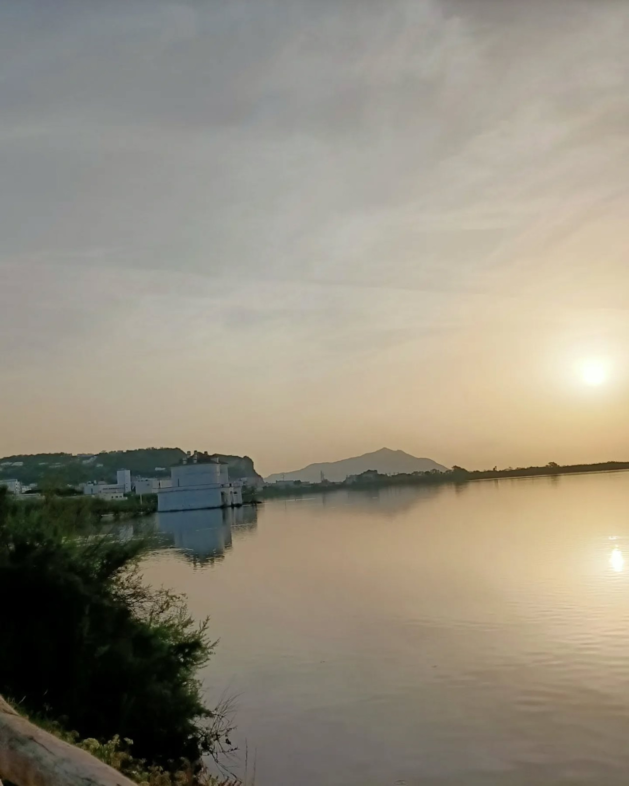 El lago Fusaro, donde fueron encontrados los restos de ruinas romanas. Foto: Instagram.