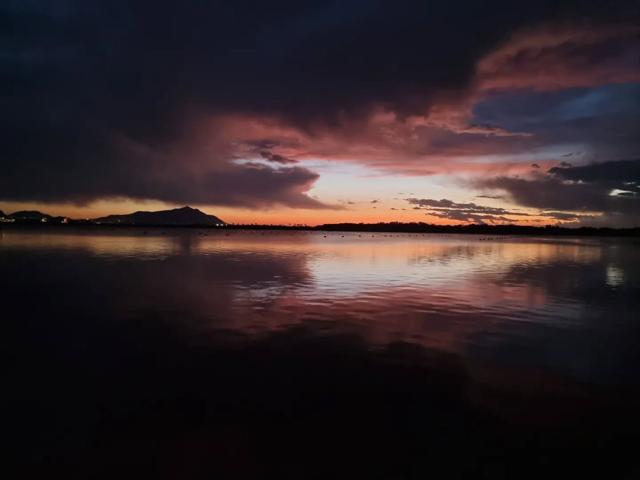 El lago Fusaro, donde fueron encontrados los restos de ruinas romanas. Foto: Instagram.