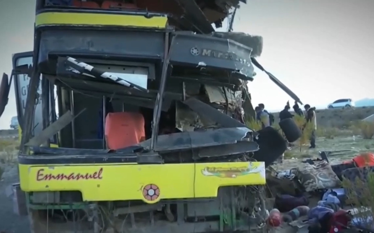 Así quedaron destrozados los micros que chocaron en Bolivia y donde murieron 3 personas. Foto: Captura de video.