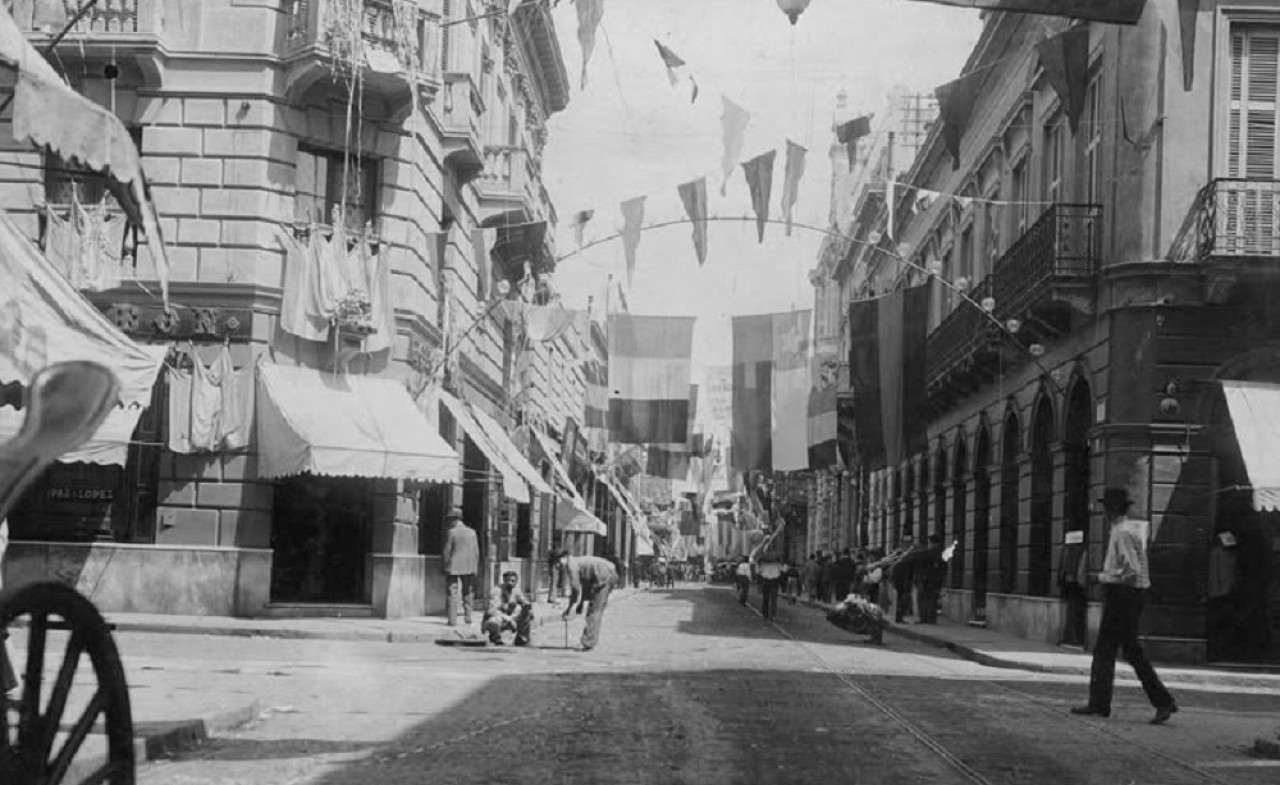 Preparativos para el carnaval. Buenos Aires, 1900. Foto: AGN