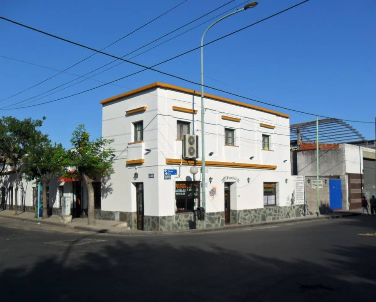 La esquina de Vieytes y Luján en Barracas. Foto: Instagram @puentecito_arg