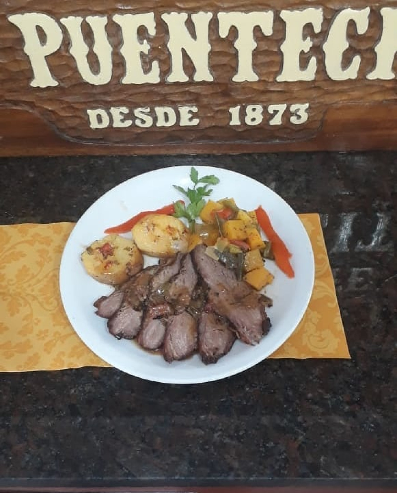 Un plato típico de El Puentecito. Foto: Instagram @puentecito_arg