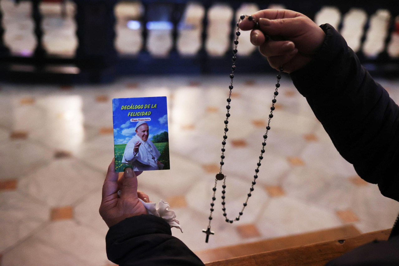 Fieles piden por la salud del papa Francisco. Foto: EFE/Luis Gandarillas