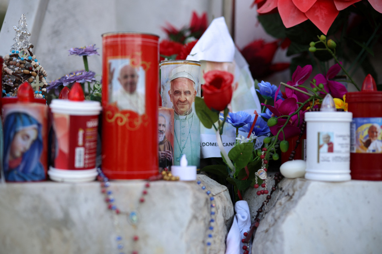 Fieles piden por la salud del papa Francisco. Foto: Reuters/Alkis Konstantinidis