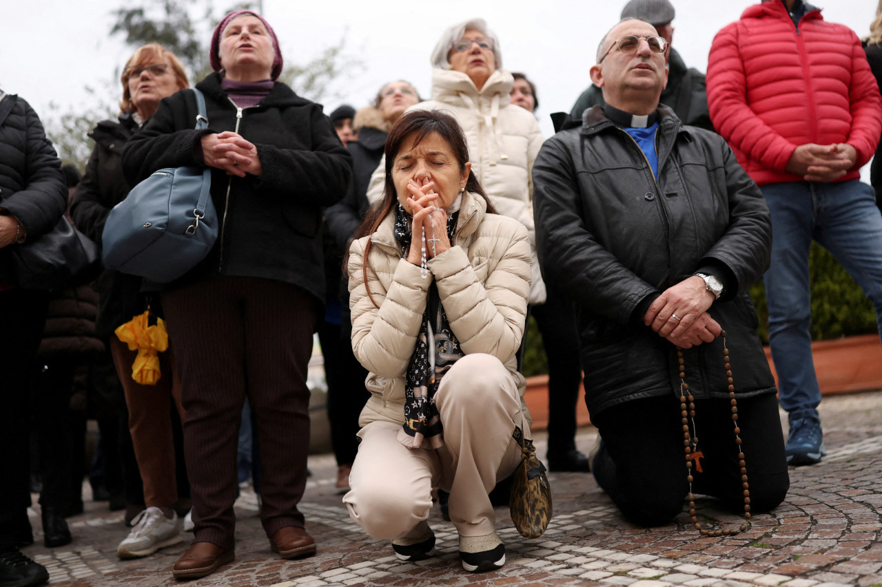 Fieles rezan por la recuperación del papa Francisco. Foto: Reuters/Hannah McKay.