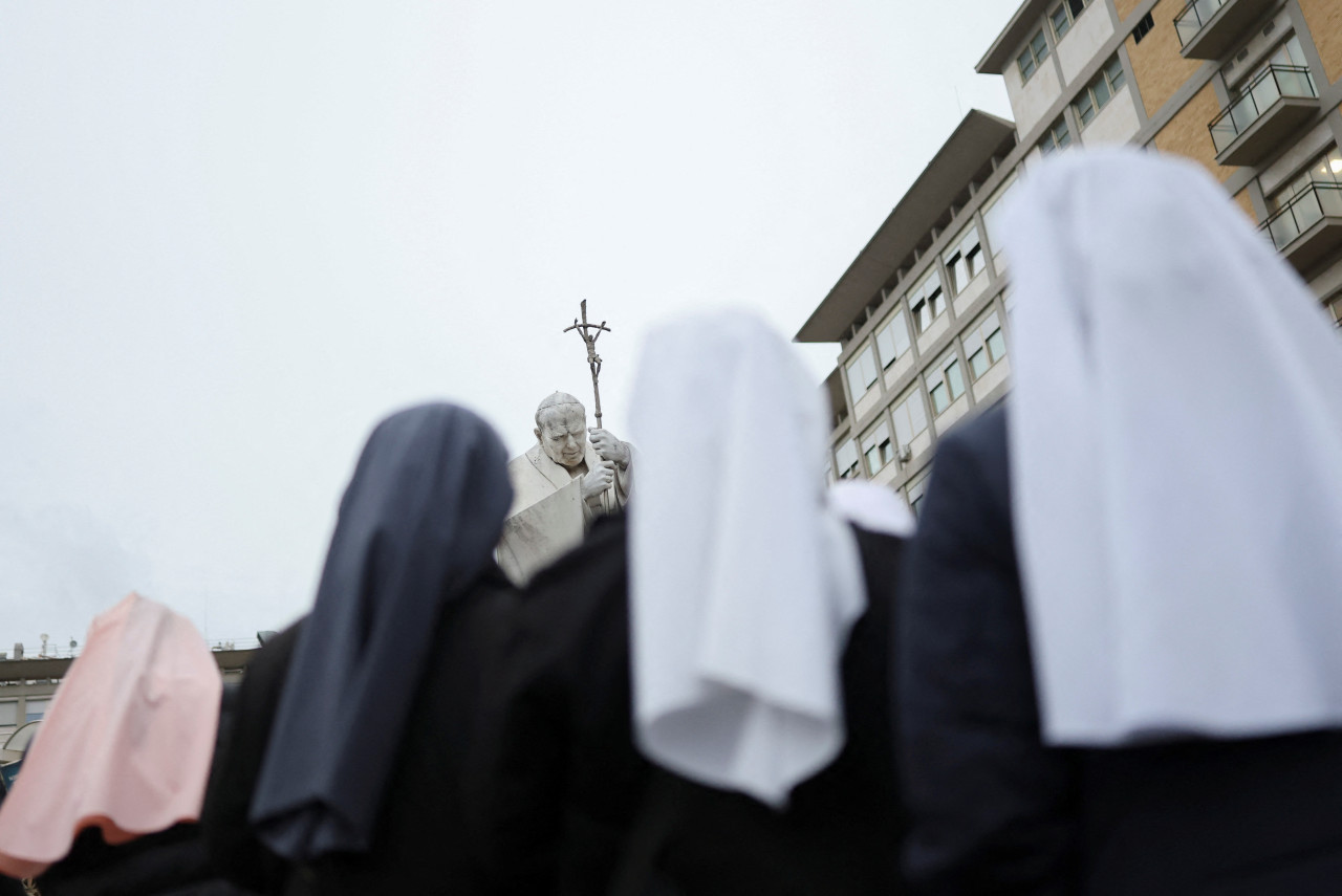 Los rezos por la salud del papa Francisco. Foto: Reuters/Hannah McKay.