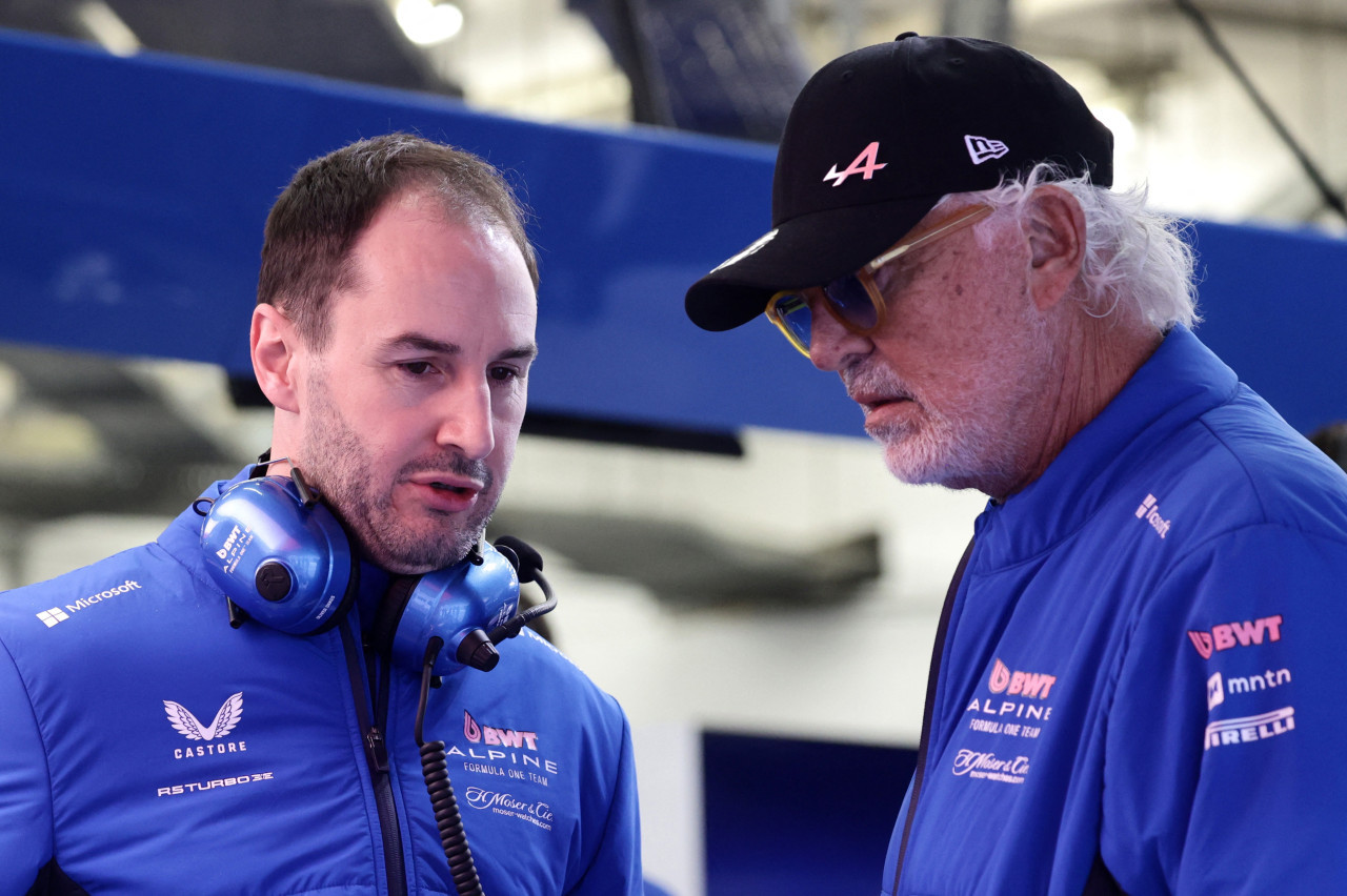 Oliver Oakes (izq) junto a Flavio Briatore (der). Foto: Reuters/Jakub Porzycki