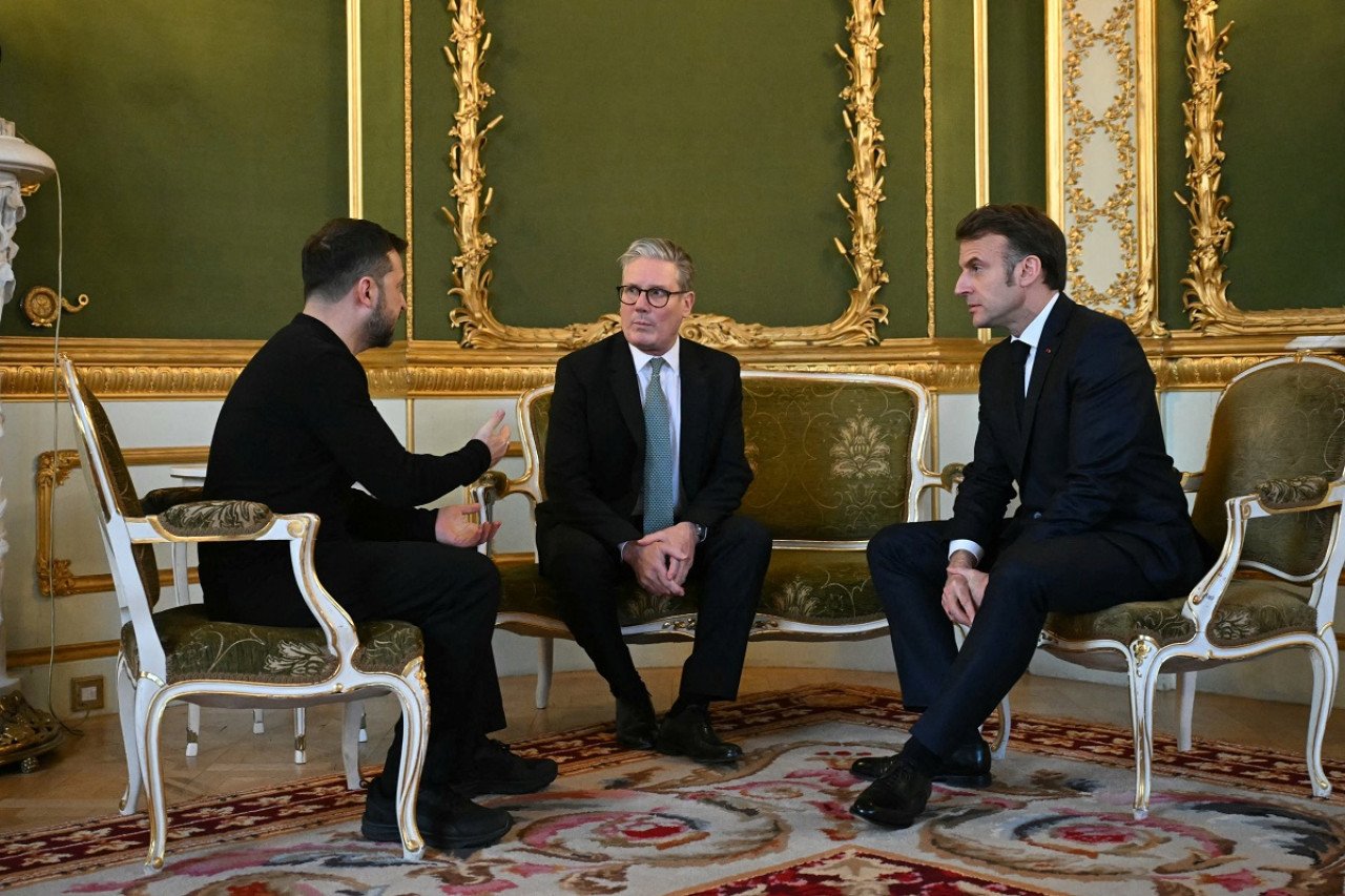 Volodímir Zelenski, Keir Starmer y Emmanuel Macron, en Londres. Foto: Reuters (Justin Tallis)