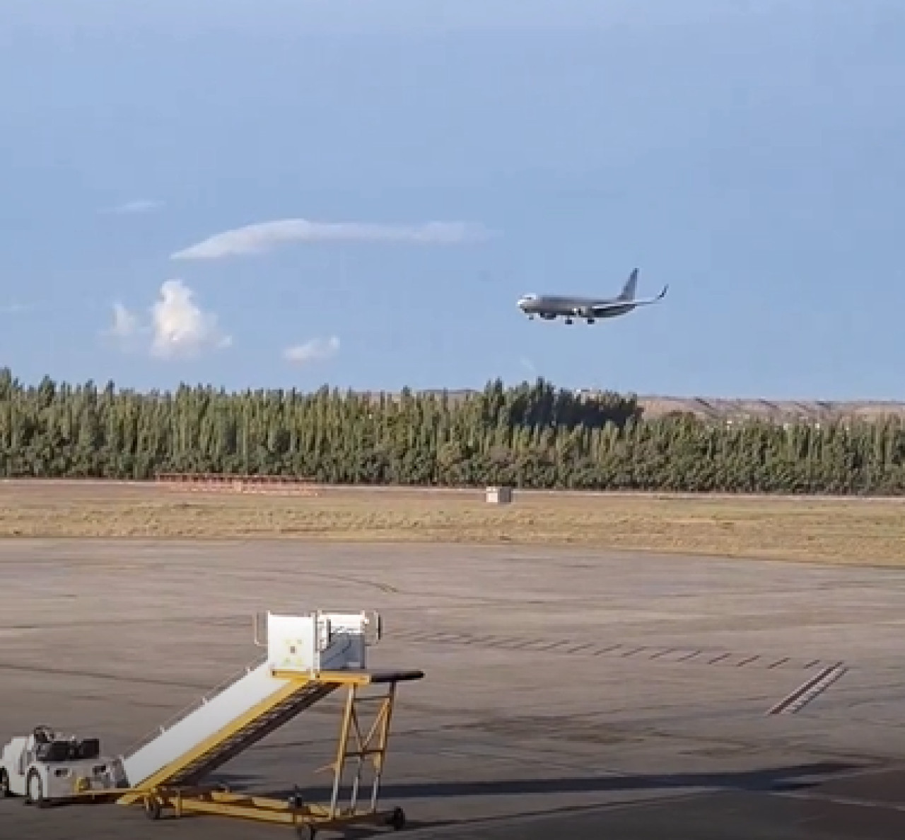 El momento previo al aterrizaje frustrado del avión. Foto: captura de video.