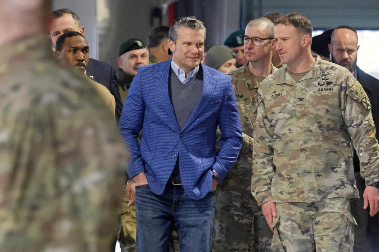 Pete Hegseth visitando al ejército de Estados Unidos en Polonia. Foto: Reuters (Kuba Atys)