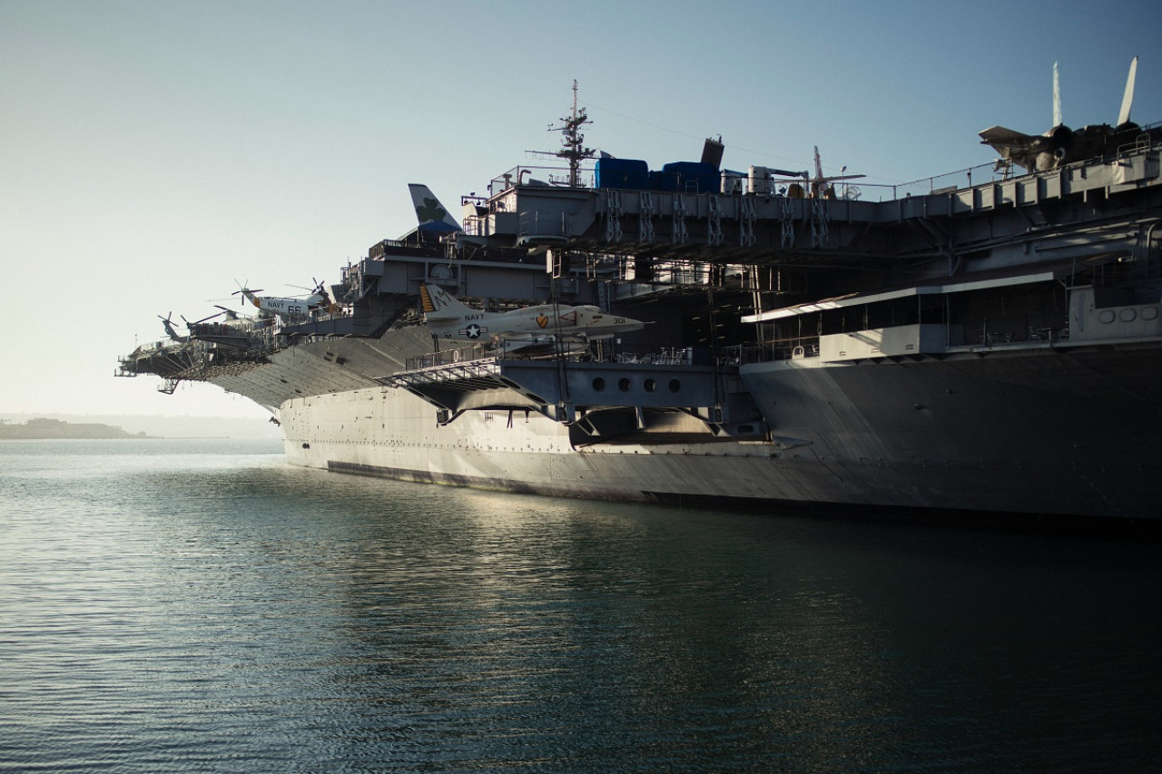 Buque de guerra en San Diego, Estados Unidos. Foto: Unsplash.