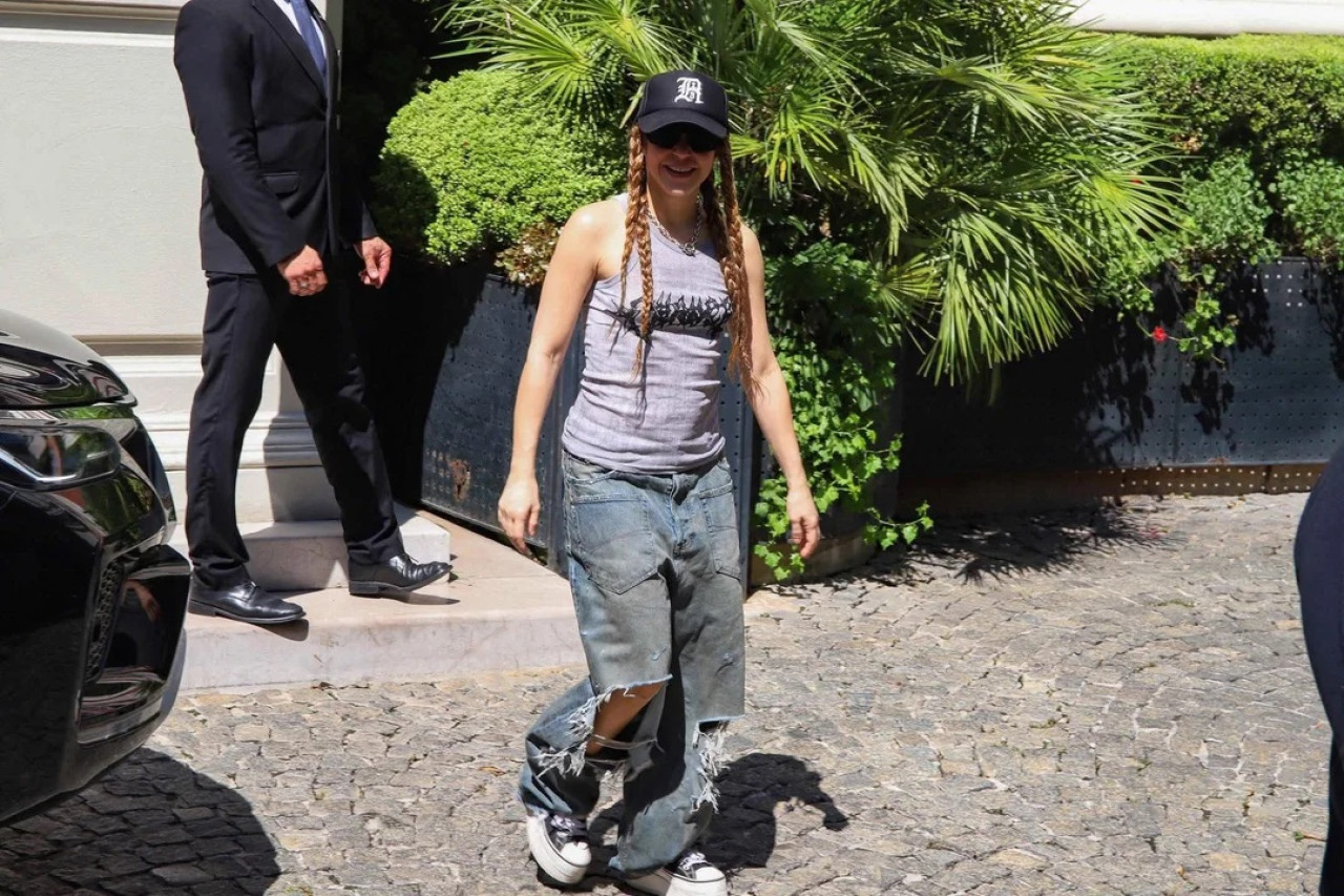 Shakira con sus fanáticos en el hotel de Buenos Aires. Foto: NA.