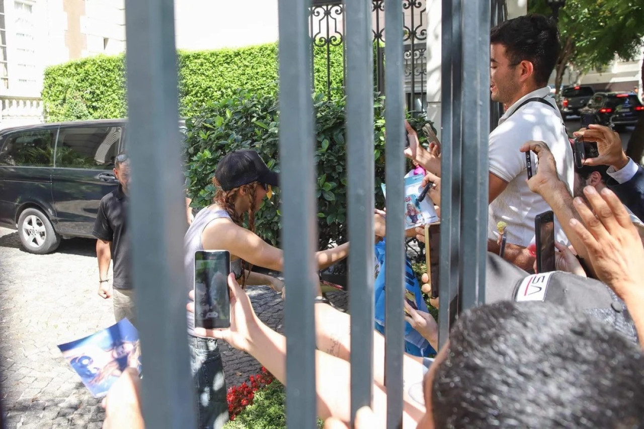 Shakira con sus fanáticos en el hotel de Buenos Aires. Foto: NA.