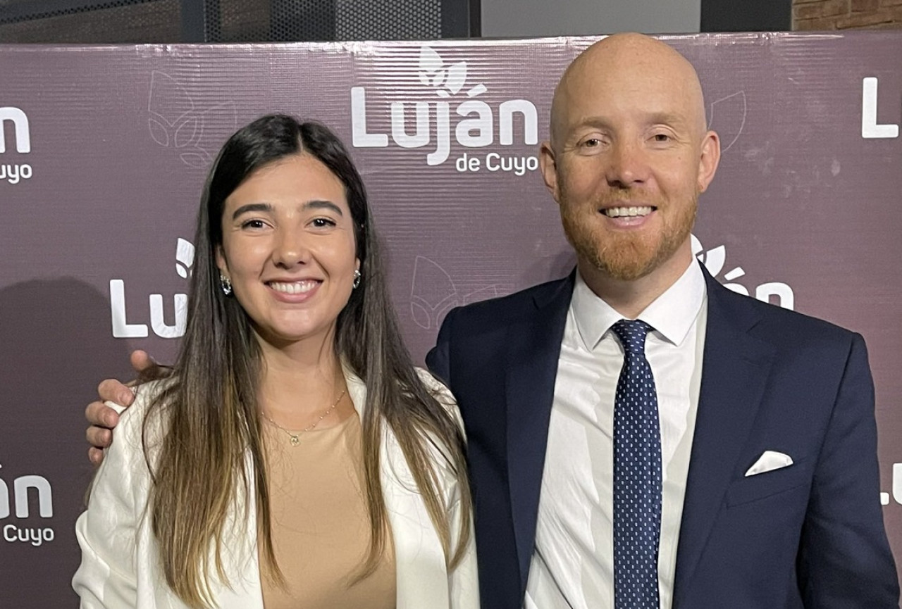 Julieta Reyes junto a Esteban Allasino, intendente de Luján de Cuyo. Foto: X @Julietareyess