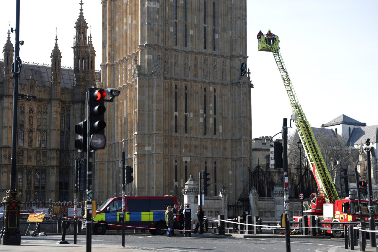 Hombre se subió al Big Ben con una bandera de Palestina. Foto: REUTERS/ Hannah McKay.