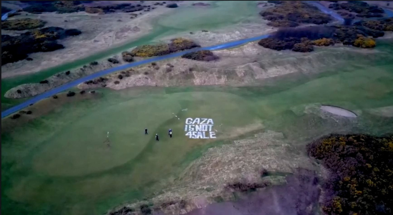 Las pintadas en el campo de golf de Donald Trump. Foto: Reuters/Hassan Ghani.