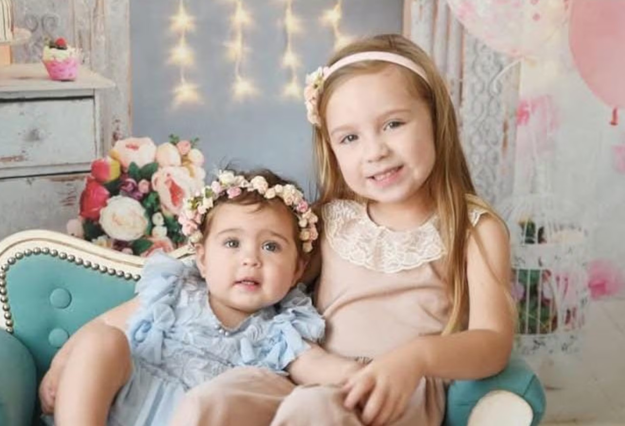 Delfina y Pilar Hecker, de 1 y 5 años, son intensamente buscadas tras el temporal en Bahía Blanca. Foto: gentileza familia Hecker.