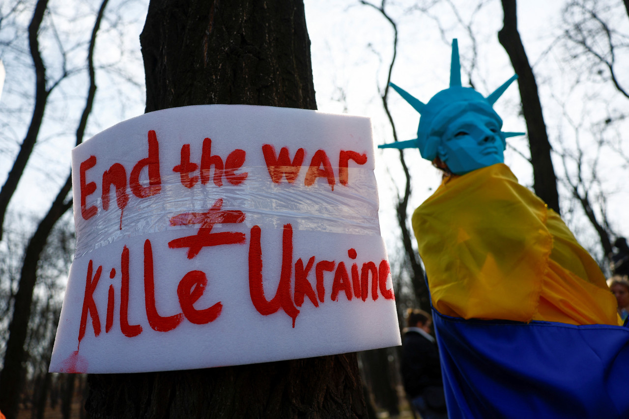 Manifestaciones en favor del fin de la guerra en Ucrania. Foto: Reuters/Valentyn Ogirenko