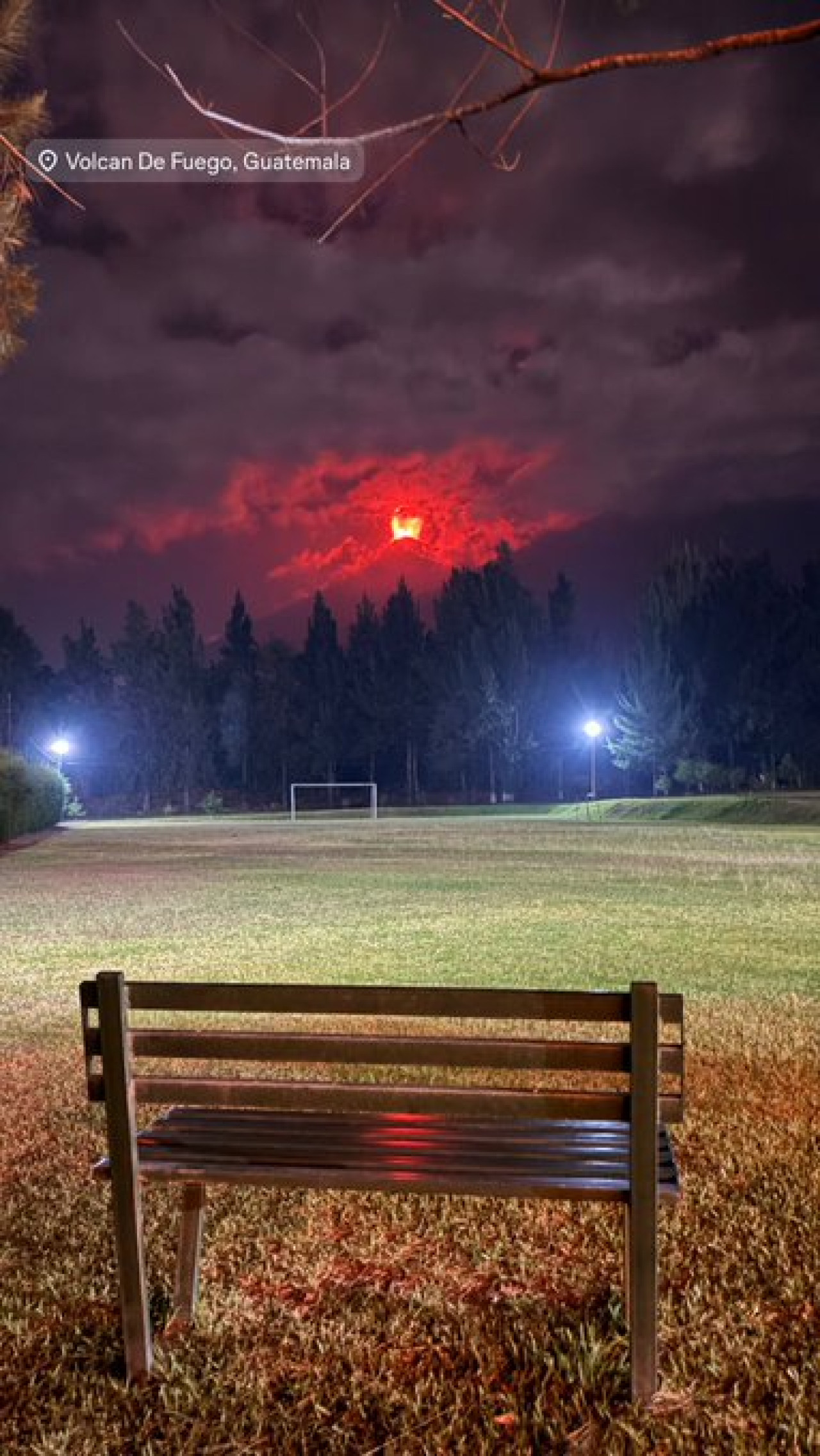 El volcán de Fuego durante una "erupción masiva" en Guatemala. Foto X @paniagua_84