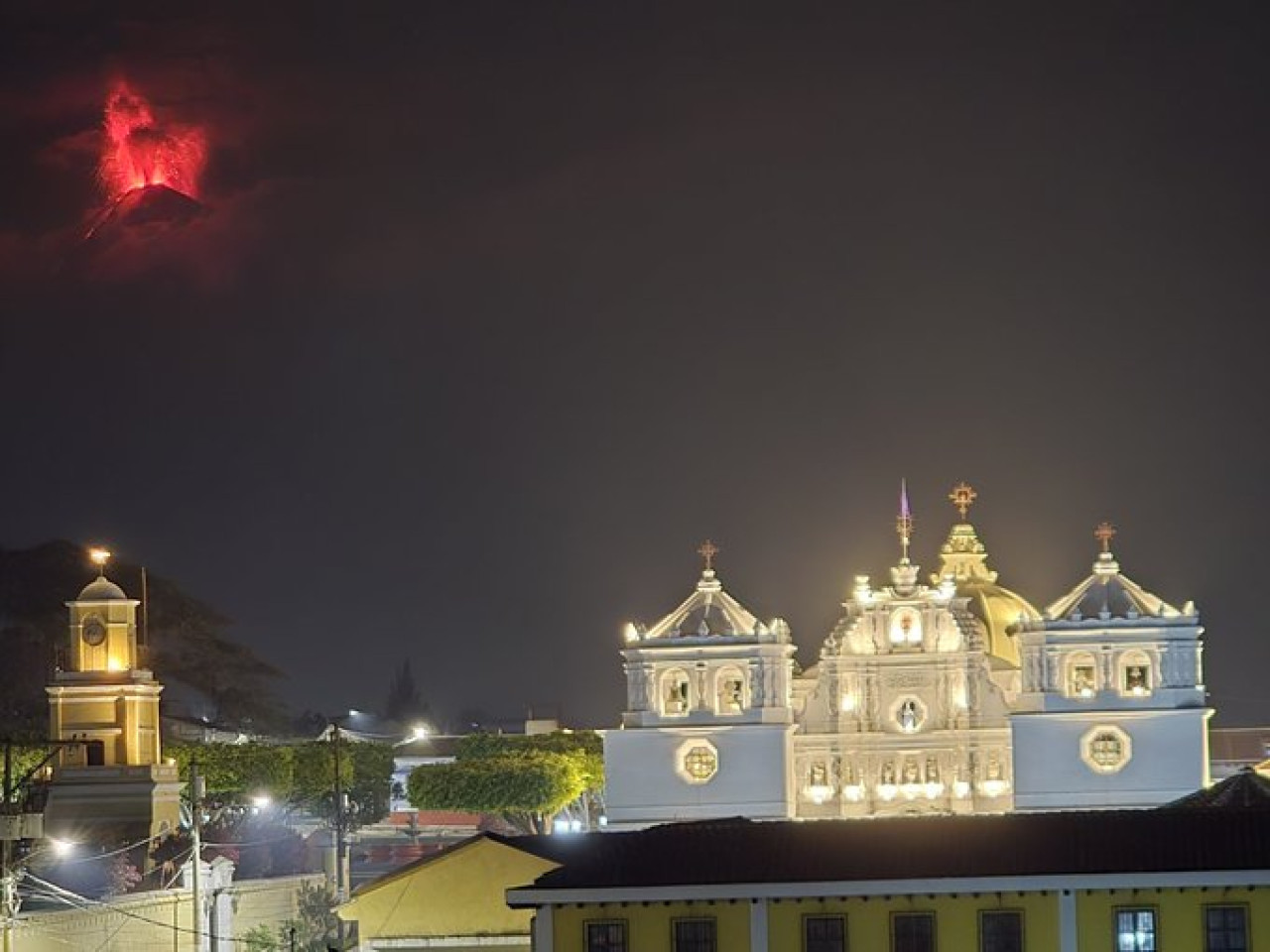 El volcán de Fuego durante una "erupción masiva" en Guatemala. Foto X @juanfranrmpaco ·